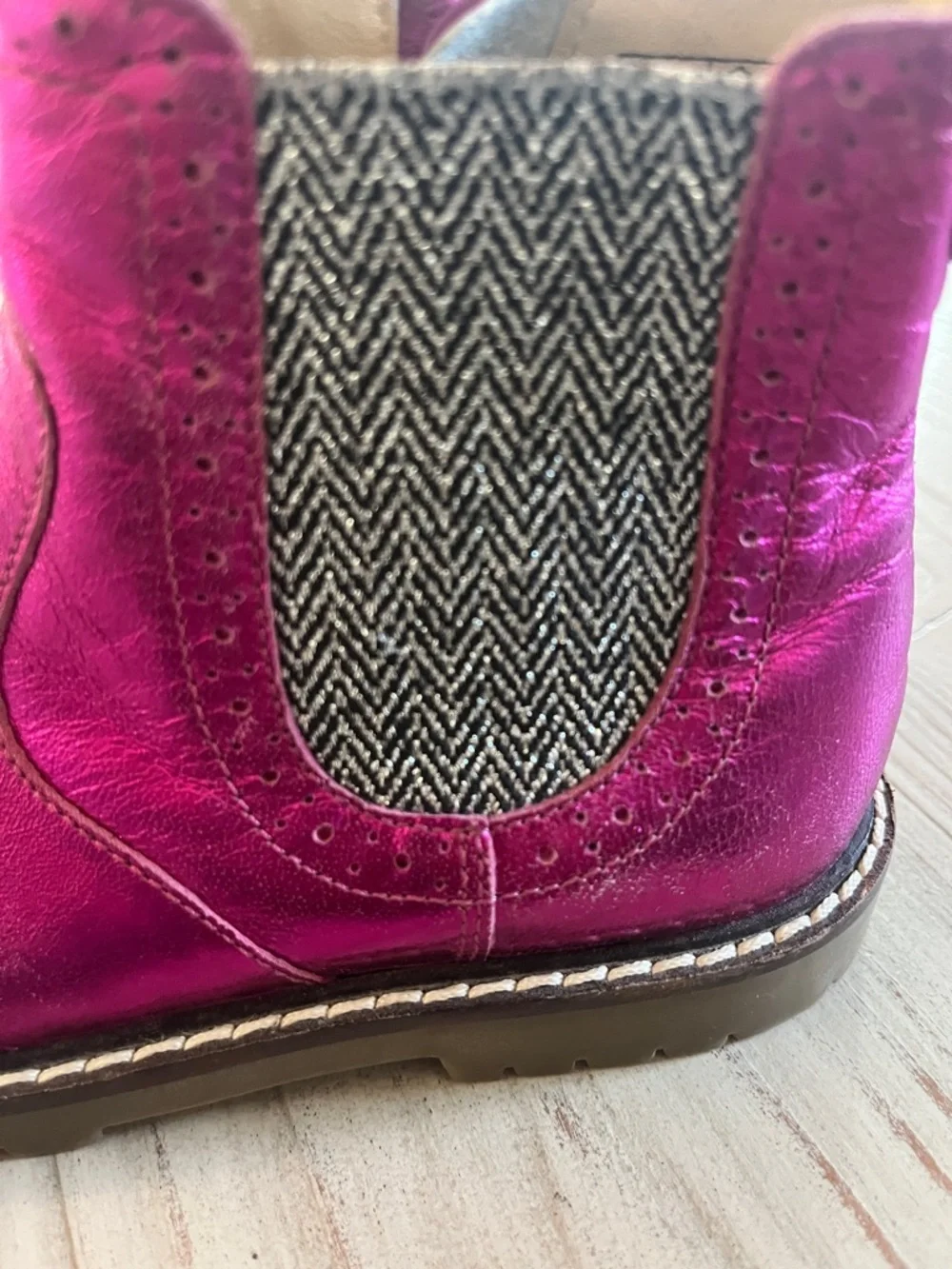 Mini Boden leather chealsea Metallic Pink Ankle Boots size 11.5 or EU 29